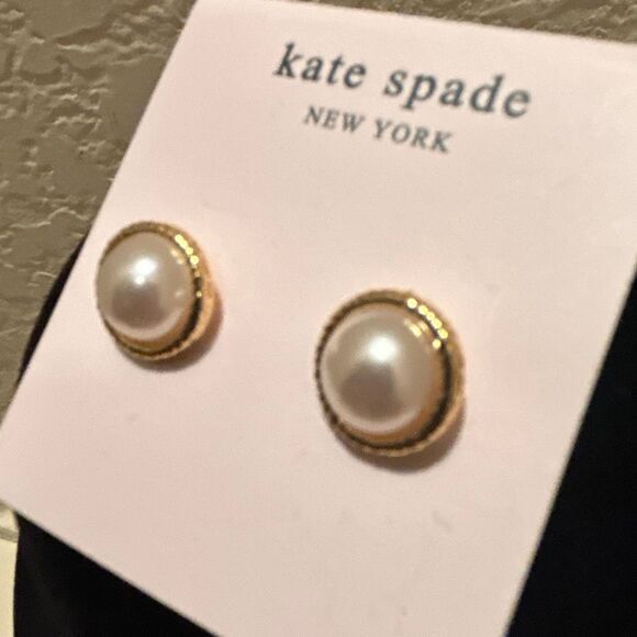 Kate Spade Faux Pearl Cabochon Stud Earrings Gold Tone Bezel Preppy Feminine - Picture 3 of 6
